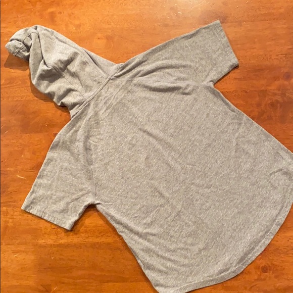 Small Under Armour Hooded Tshirt - Picture 2 of 3